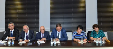 Təhsil naziri İctimai Şura üzvlərinə üzvlük vəsiqələrini təqdim edib