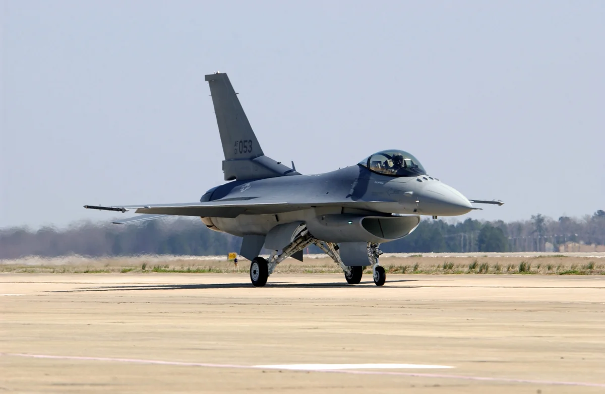 Нидерланды начали готовить 18 истребителей F-16 для поставок Украине