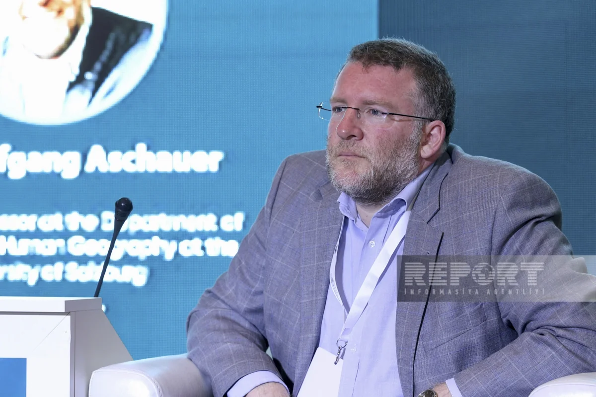 Австрийский эксперт: Во многих странах к мусульманам относятся негативно