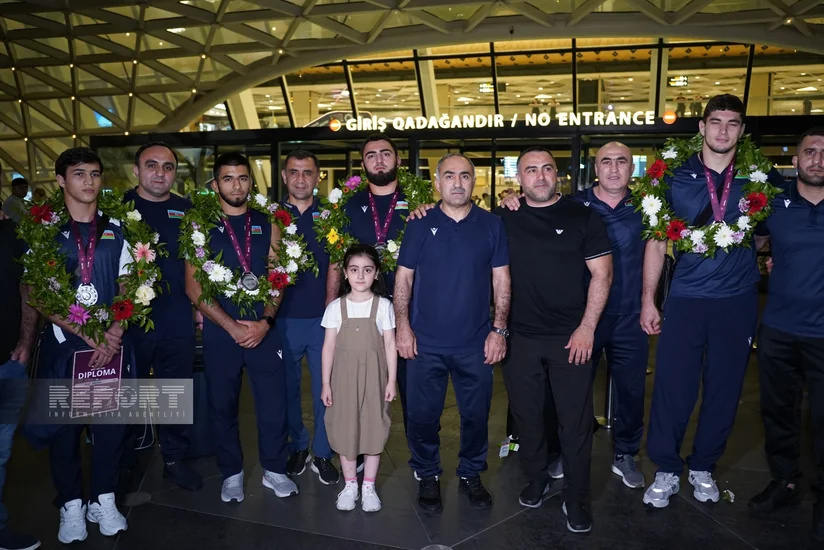 Avropa çempionatında komanda hesabında birinci olmuş Azərbaycan güləşçiləri Vətənə qayıdıb