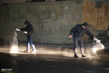 Bakıda yolun buz bağlaması zəncirvari qəzaya səbəb olub, 2 nəfər yaralanıb - FOTO - VİDEO