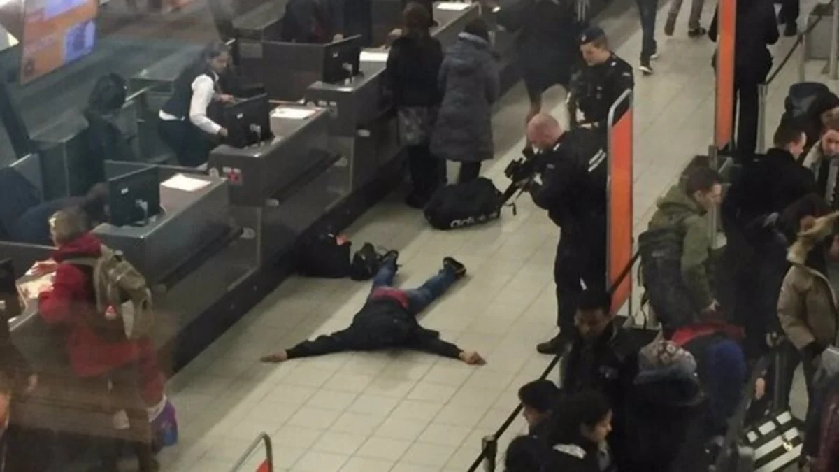 ​Britaniyalı Amsterdam hava limanında bomba partladacağı ilə hədələyib