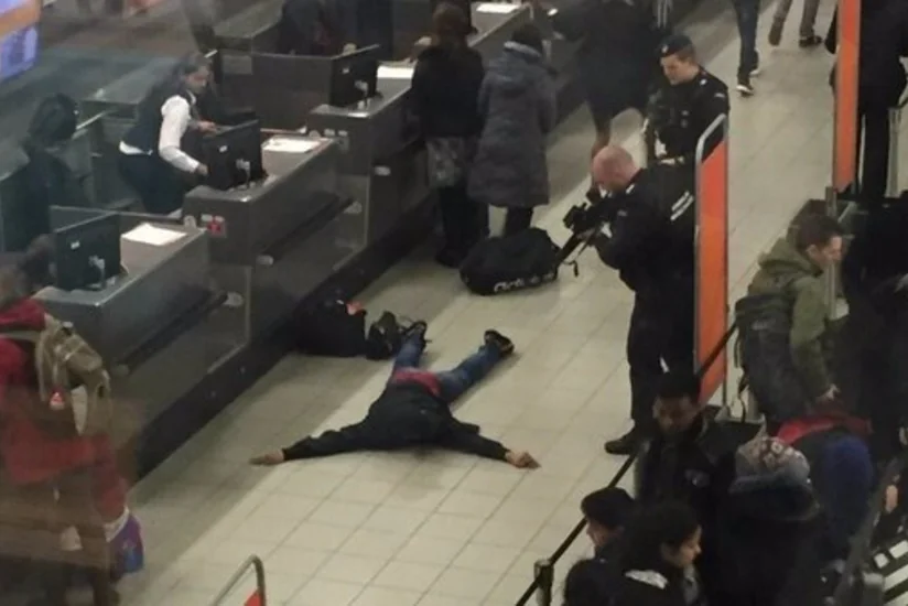 ​Britaniyalı Amsterdam hava limanında bomba partladacağı ilə hədələyib