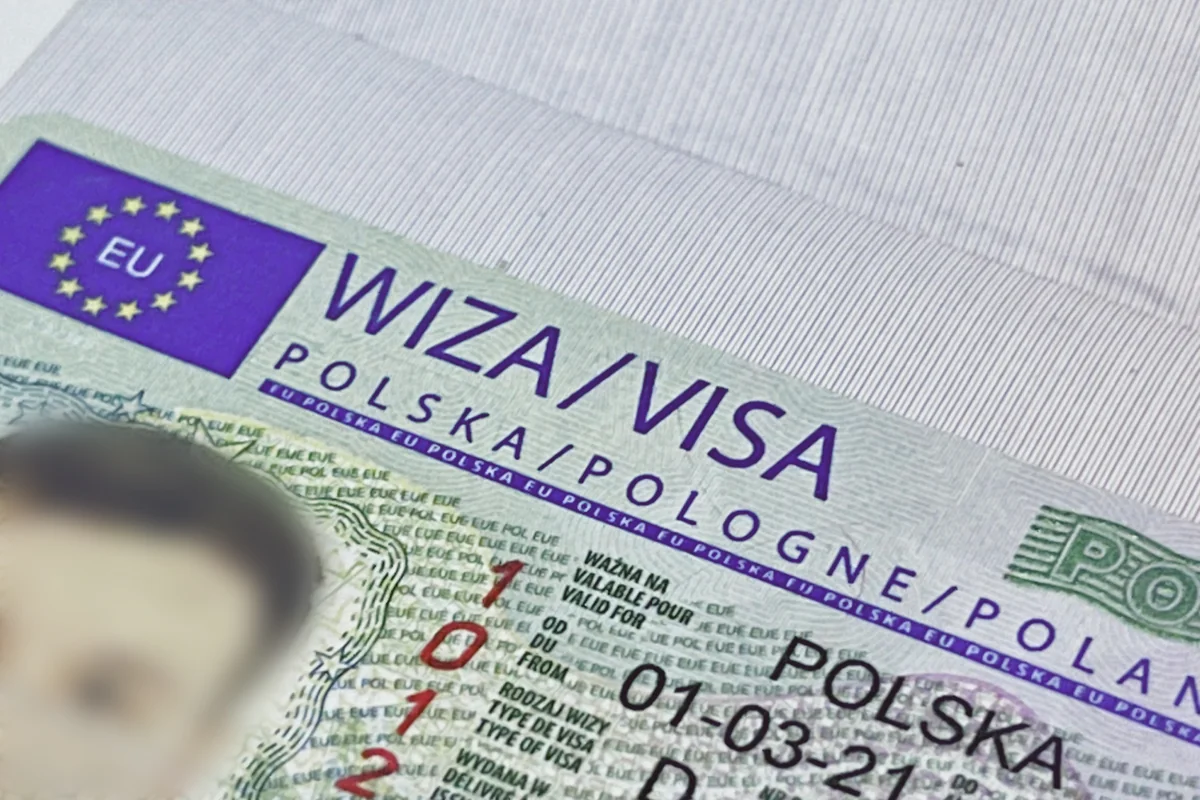 Poland greatly reduces issuance of visas