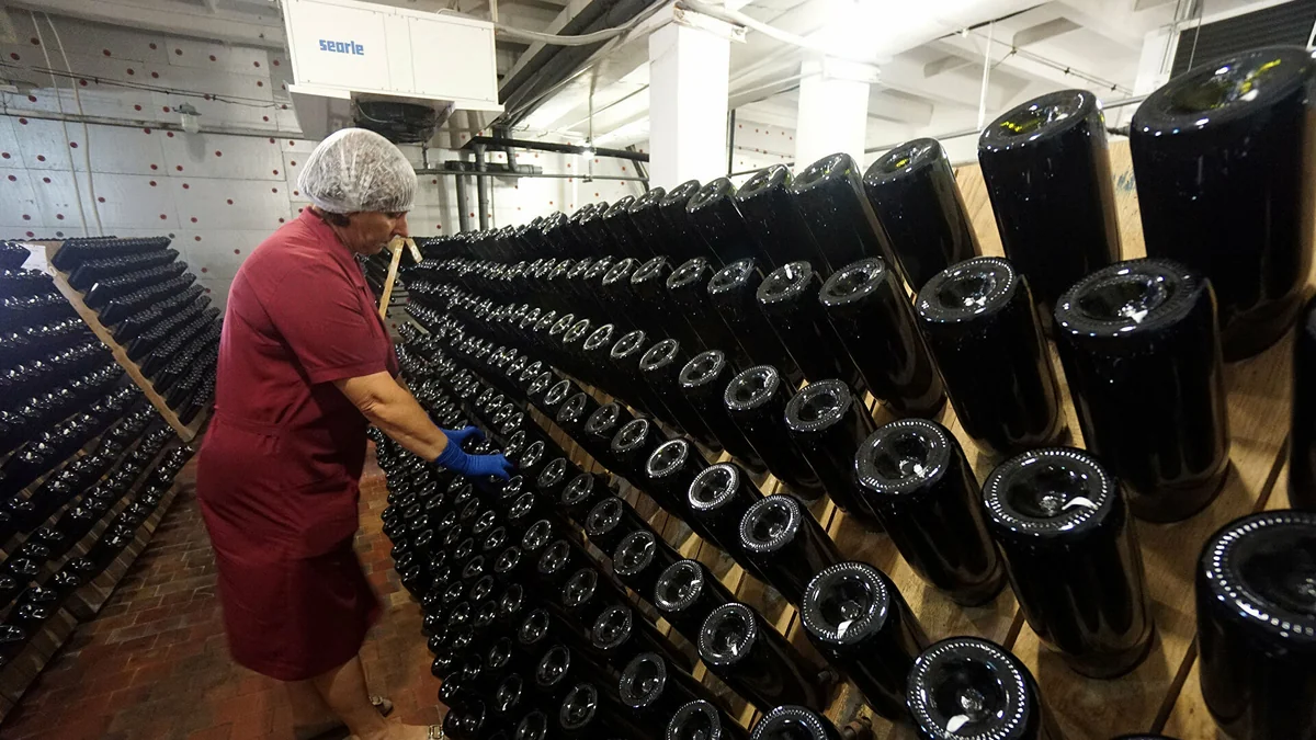 Испанский завод затопило красным вином