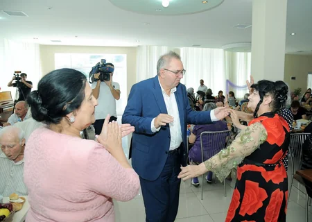 Heydər Əliyev Fondunun nümayəndələri müharibə və əmək əlilləri pansionatında olub - FOTO