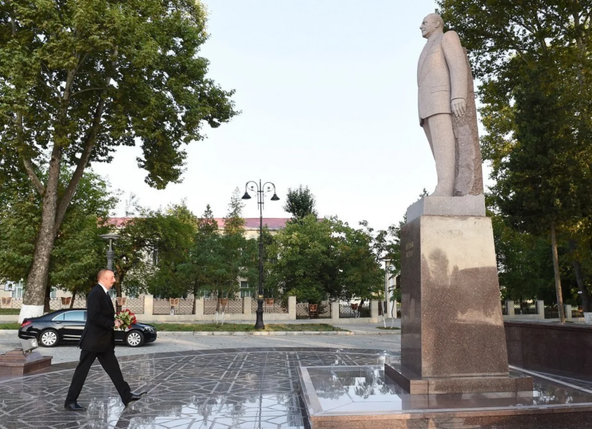 Prezident ümummilli lider Heydər Əliyevin İsmayıllıdakı abidəsini ziyarət edib