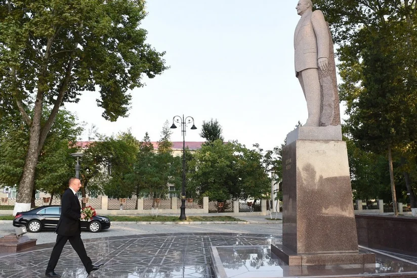 Президент Ильхам Алиев посетил памятник общенациональному лидеру Гейдару Алиеву в Исмаиллинском районе