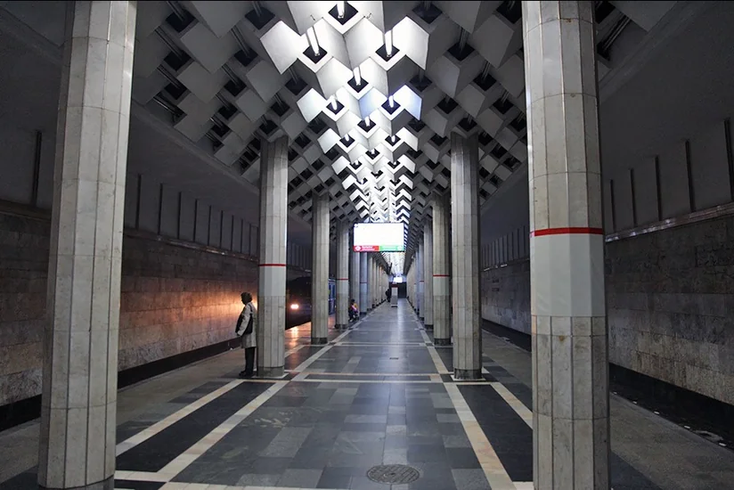 Bakı metrosunda sərnişin qatar yoluna yıxılıb, qatarların hərəkəti dayanıb - YENİLƏNİB