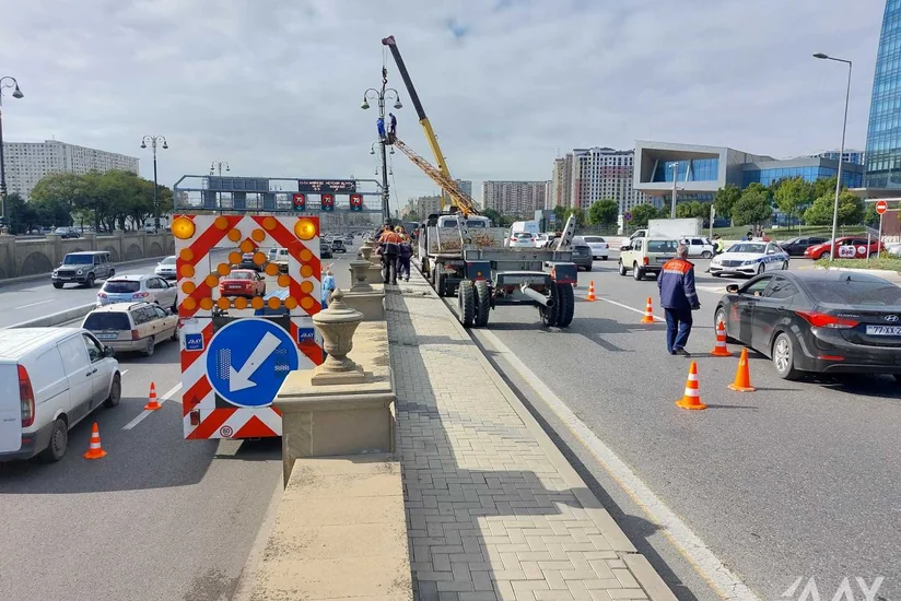 Bakının Heydər Əliyev prospektində qəza nəticəsində dağılmış divar bərpa edilir