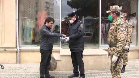 Xırdalanda polislər sakinlərə tibbi maskalar payladılar