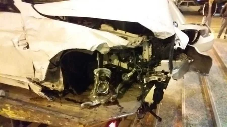 Bakıda yüksək sürətlə hərəkət edən “BMW” otelin giriş qapısına çırpılıb