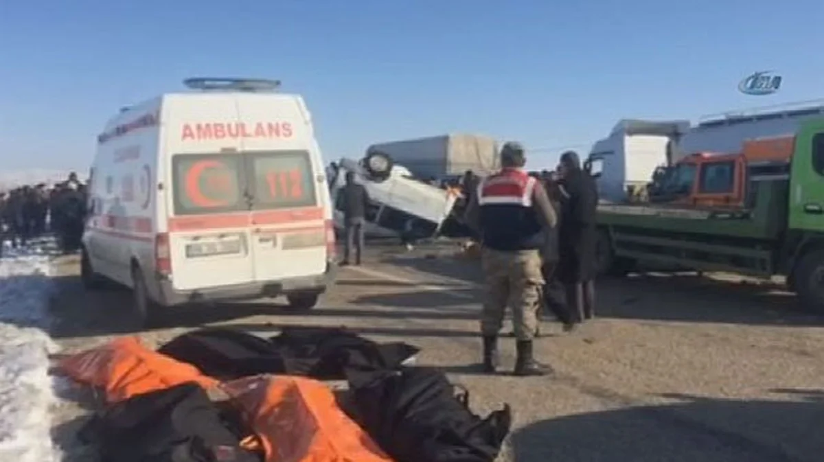 Türkiyədə ağır yol qəzası baş verib: 11 ölü, 4 yaralı - VİDEO