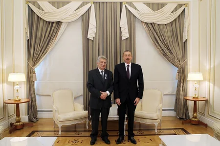 President Ilham Aliyev presents “Istiglal” Order to People's Artist Rauf Abdullayev