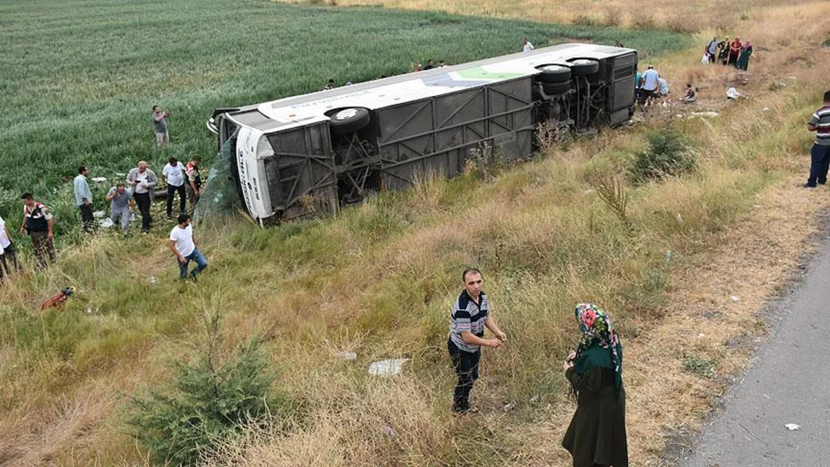 Türkiyədə avtobus dərəyə aşıb: 5 nəfər həlak olub, 40 nəfər yaralanıb