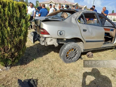 Naxçıvanda avtomobil bordürə dəyərək aşıb