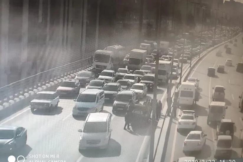 Bakıda körpünün üstündə avtomobil aşıb