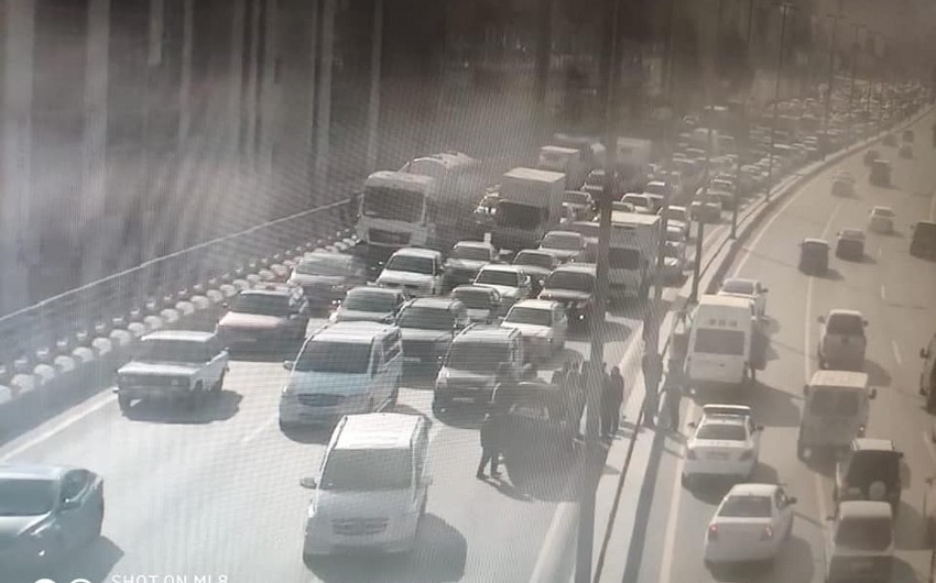 Bakıda körpünün üstündə avtomobil aşıb