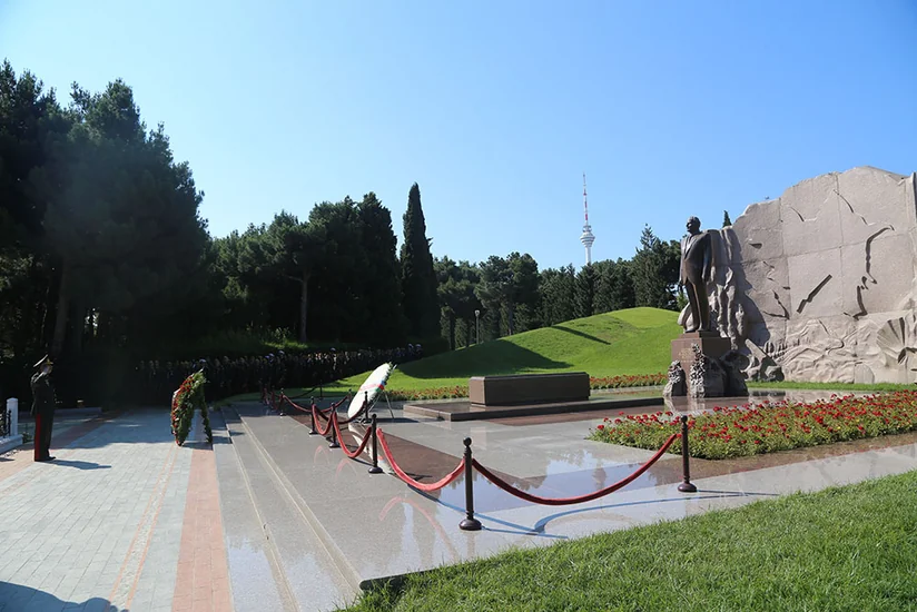 Müdafiə Nazirliyinin rəhbərliyi Fəxri və Şəhidlər xiyabanlarını ziyarət edib