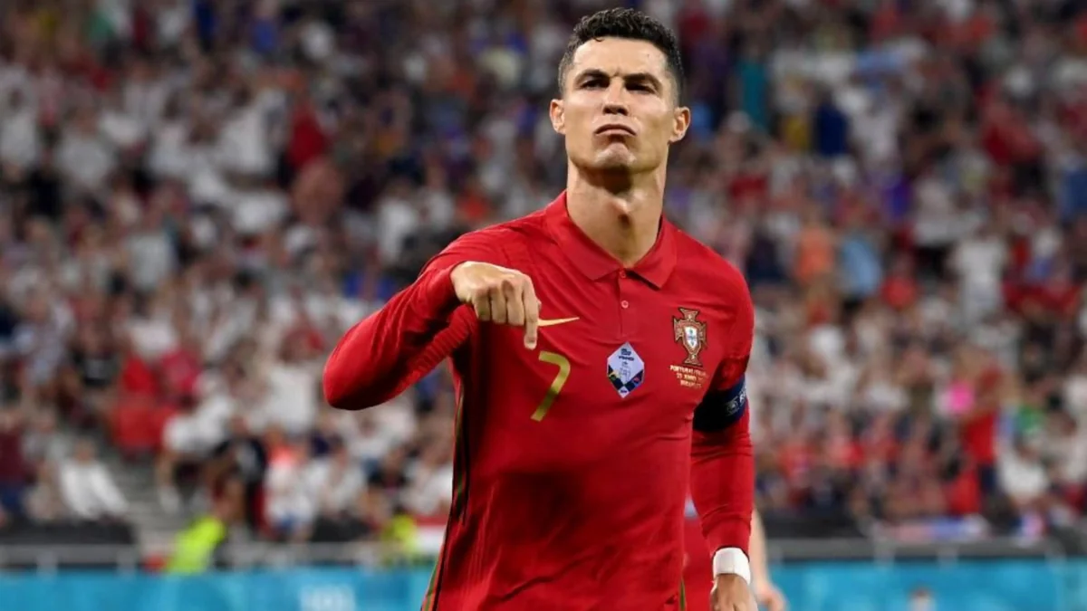 Azərbaycanın dünya çempionu Kriştianu Ronaldunun milli karyerasını bitirməli olduğunu düşünür
