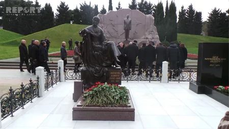 Azərbaycan ictimaiyyəti ümummilli lider Heydər Əliyevin məzarını ziyarət edir - FOTO