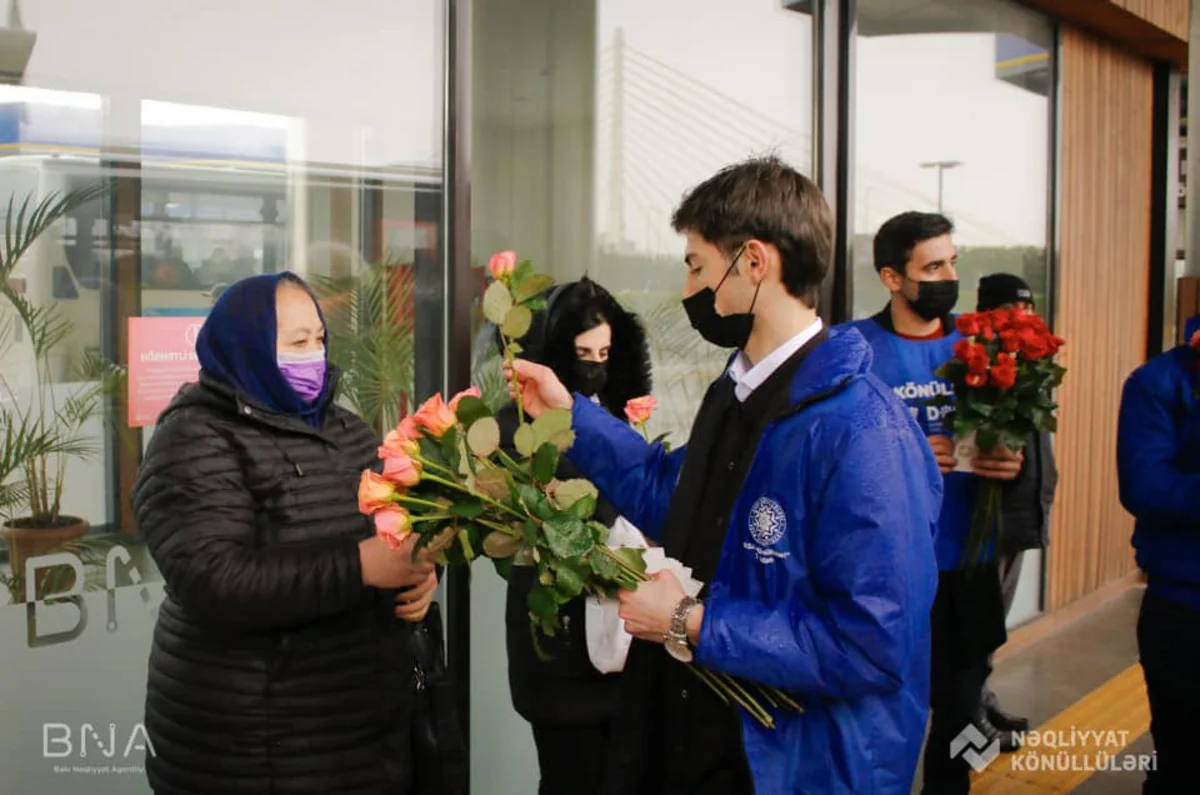 BNA könüllüləri dayanacaqlarda xanımlara gül təqdim edib