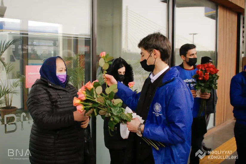 BNA könüllüləri dayanacaqlarda xanımlara gül təqdim edib