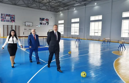 ​Prezident İlham Əliyev 148 nömrəli tam orta məktəbdə yenidənqurma işlərindən sonra yaradılan şəraitlə tanış olub