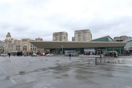 Avtomobilsiz 28 May metrostansiyası və dəmiryolu vağzalının qarşısı - FOTOREPORTAJ