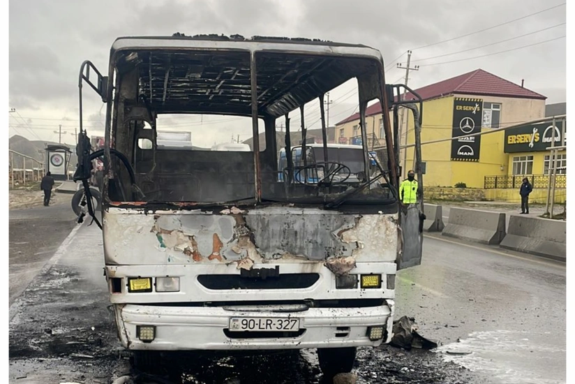 Bakıda sərnişin avtobusu yanıb - VİDEO