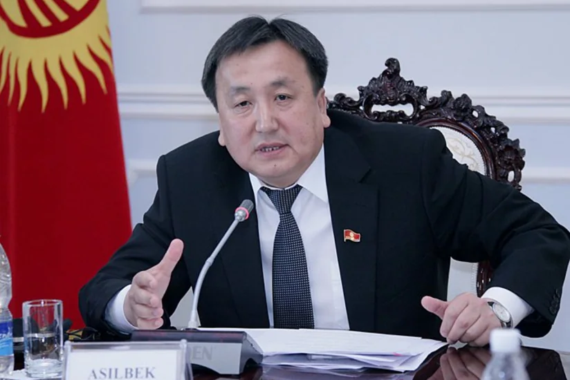 ​Qırğız Respublikası parlamentinin sədri qardaşına görə istefa verib