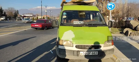 Şəkidə mikroavtobusla TIR toqquşub, xəsarət alan var