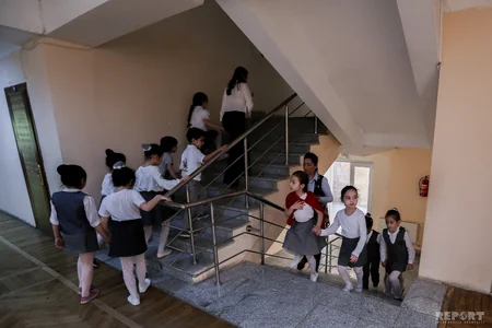Musiqi səsləri, dəhlizdə gəzişən kiçik balerinalar - REPORTAJ