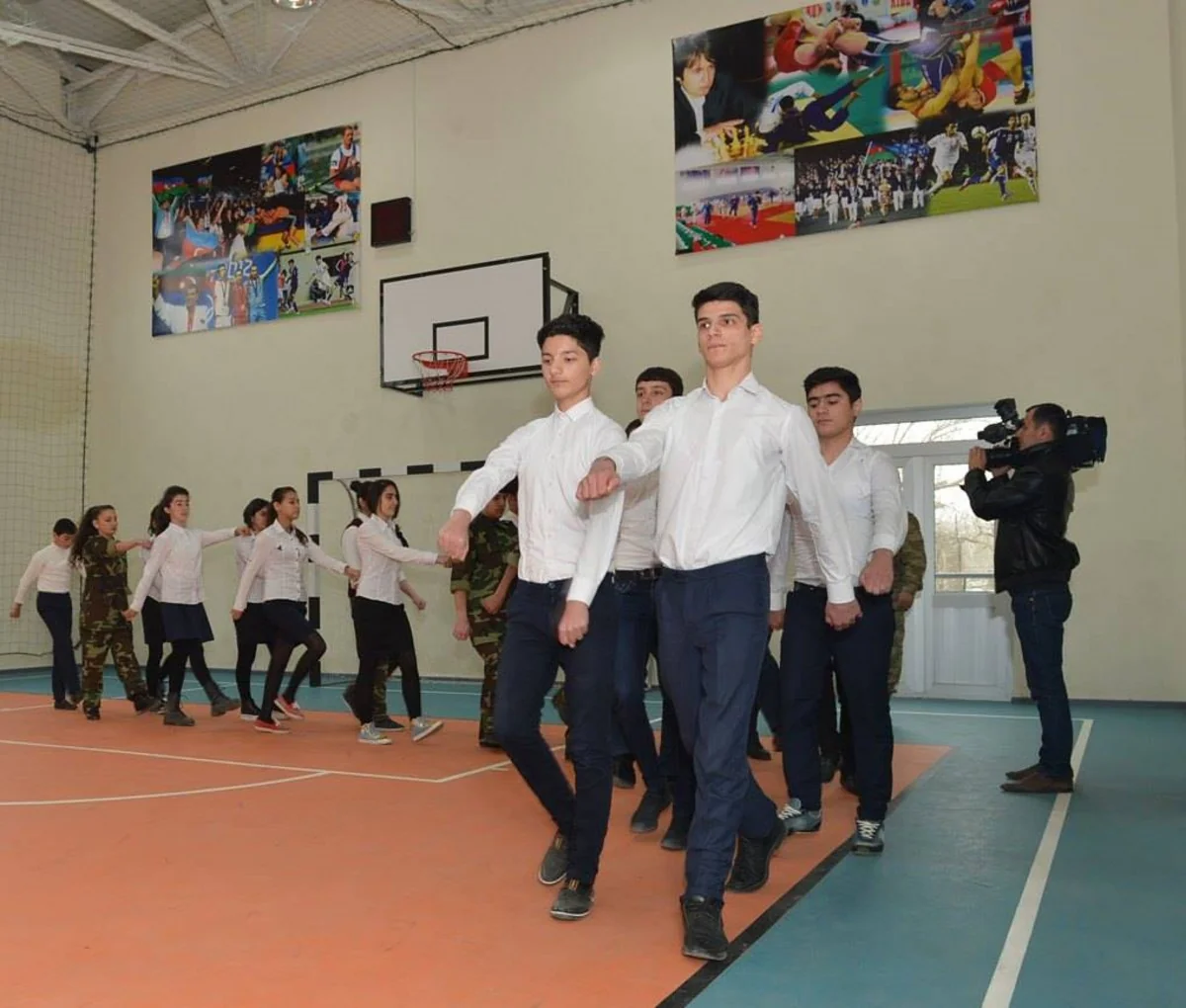 Təhsil Nazirliyi orta məktəbə mediatur təşkil edib - FOTO