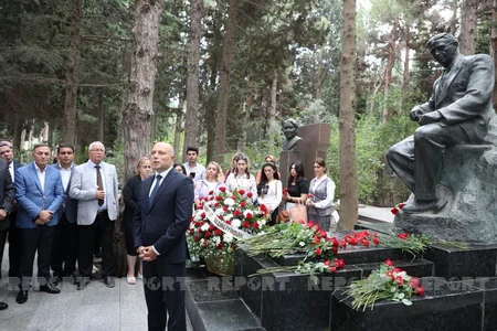 Üzeyir Hacıbəylinin məzarı ziyarət olunub
