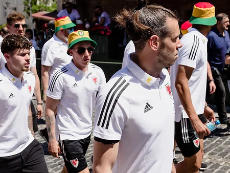 Uels millisi Bakıda gəzintiyə çıxıb