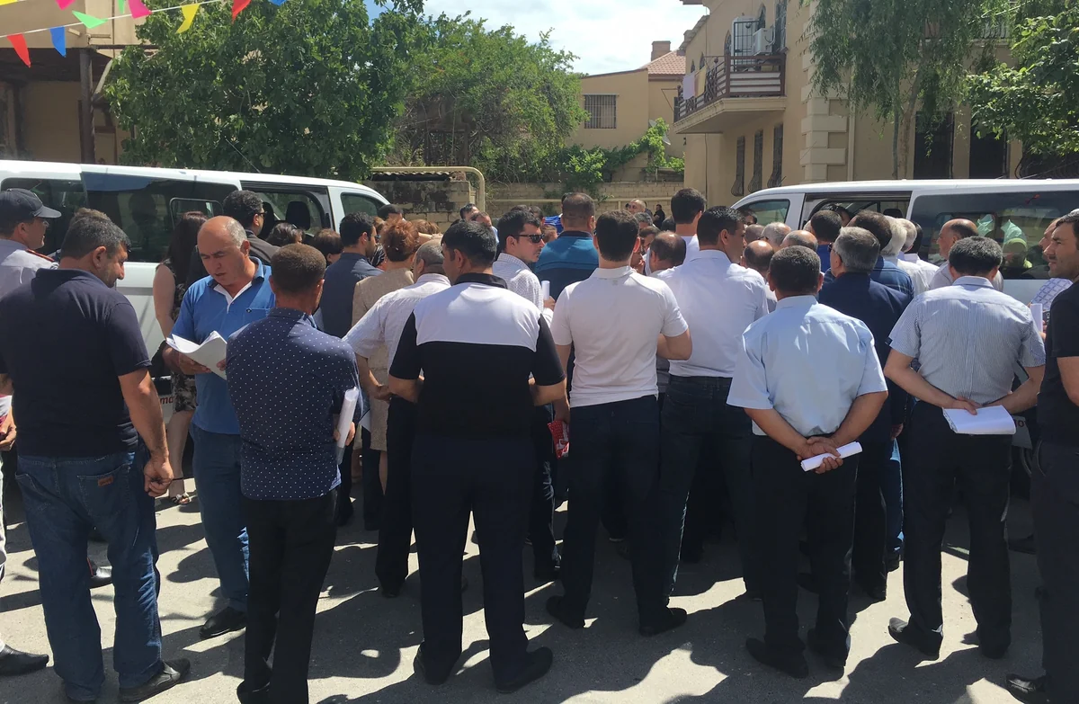 Buzovna qəsəbəsində mülkiyyət sahiblərinə çıxarışlar verilib