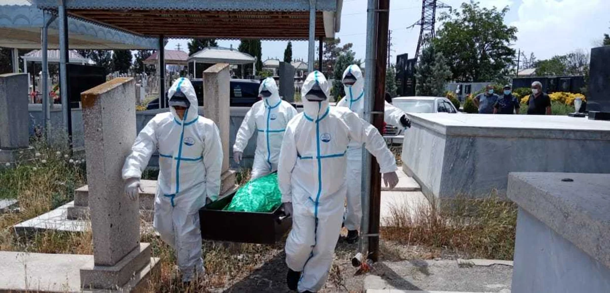Gəncədə polis koronavirusdan ölən şəxsi dəfn etdi