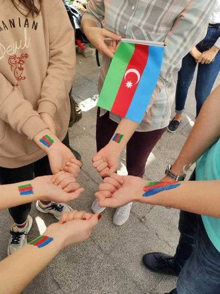 Bursada azərbaycanlı tələbələr “Bayraq günü” münasibəti ilə flaşmob keçirib - VİDEO