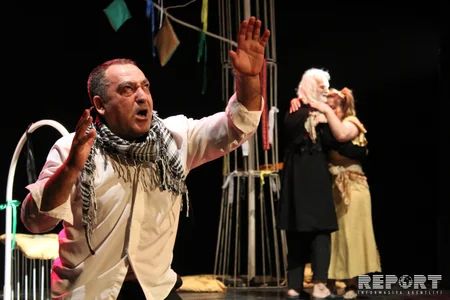Gəncə Dövlət Dram Teatrı Tbilisidə “Dəli yığıncağı” tamaşası ilə çıxış edib - FOTO