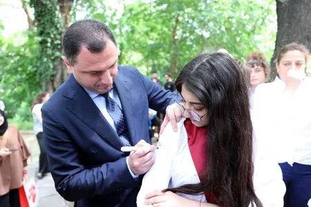 Gürcüstanın təhsil və elm naziri tədrisi Azərbaycan dilində aparılan məktəbdə buraxılış tədbirinə qatılıb