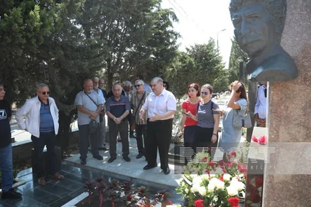 Mədəniyyət nümayəndələri Xalq artisti Şahmar Ələkbərovu məzarı önündə yad ediblər