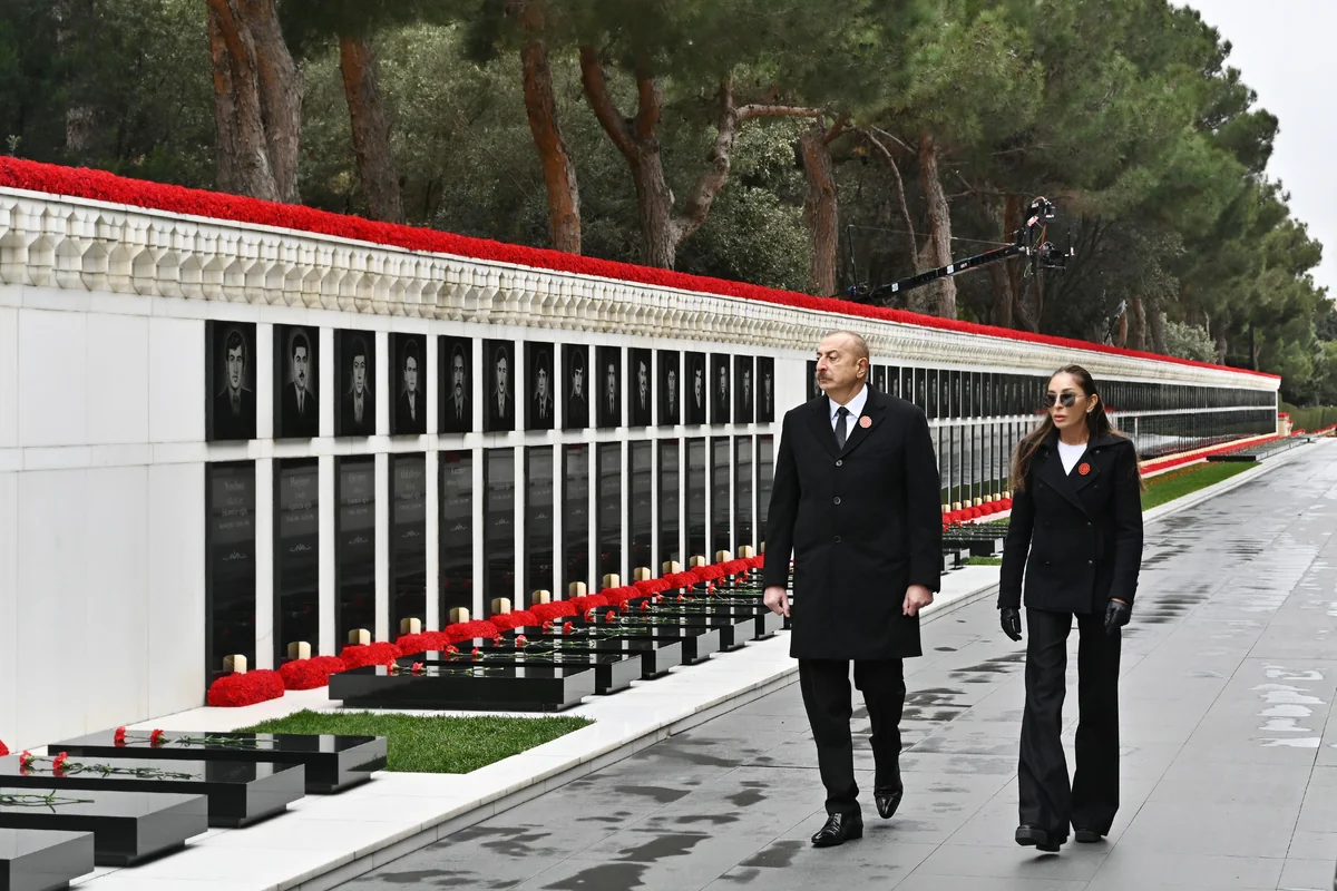 Prezident İlham Əliyev Şəhidlər xiyabanını ziyarət edib