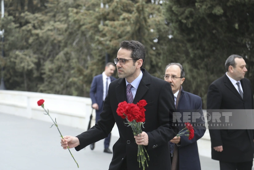 Turkish deputy minister visits grave of Heydar Aliyev in Alley of Honor