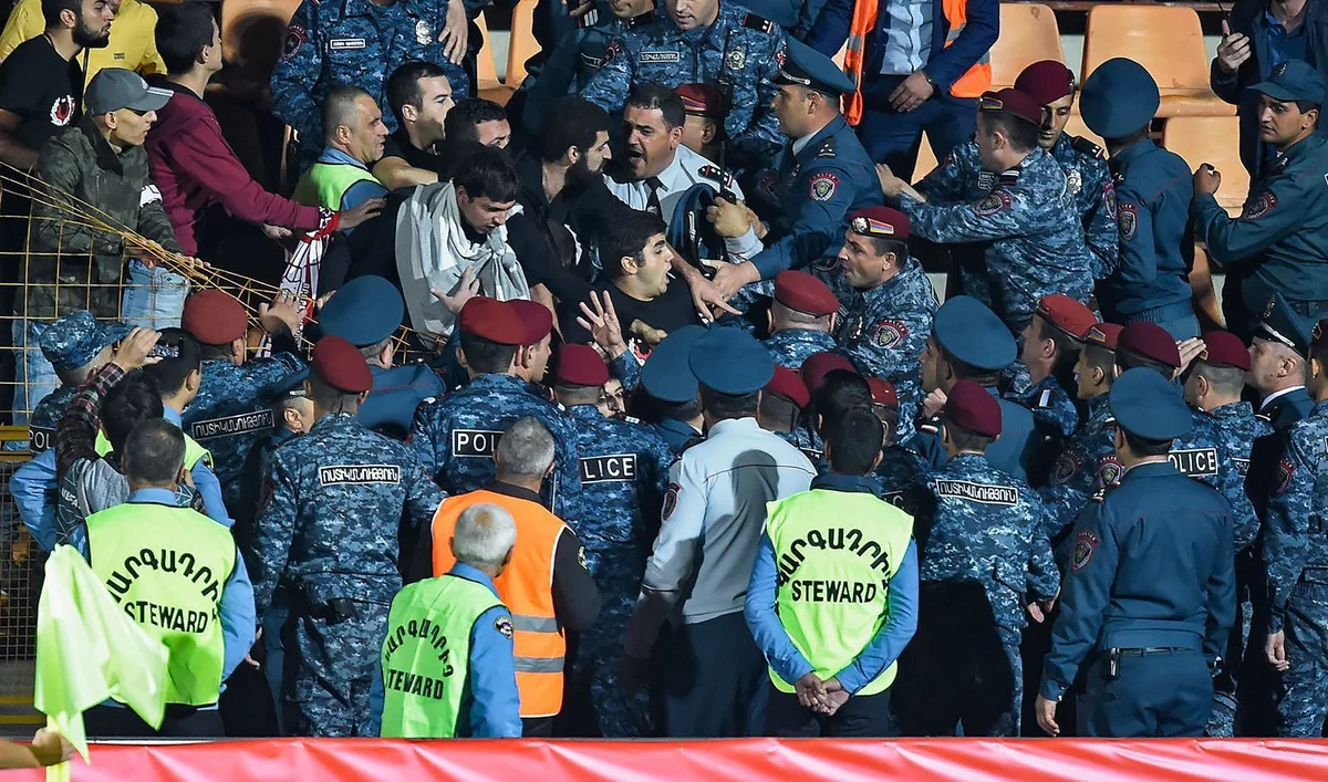 Ermənistan-Cəbəllüttariq matçından sonra stadionda dava düşüb - VİDEO