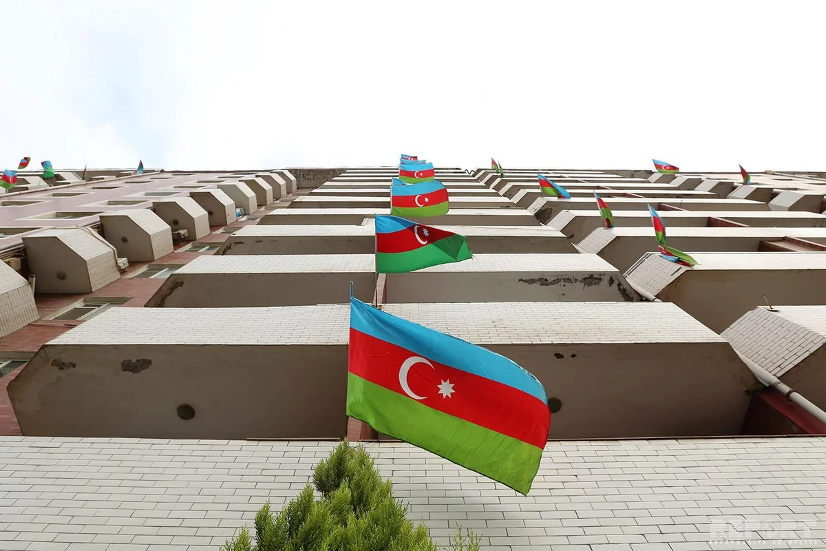 Sabah hər kəs eyvanından bayraq assın