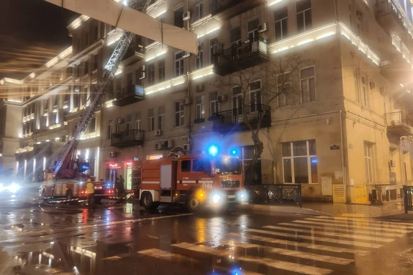 Пожар в жилом доме в Баку - ФОТО