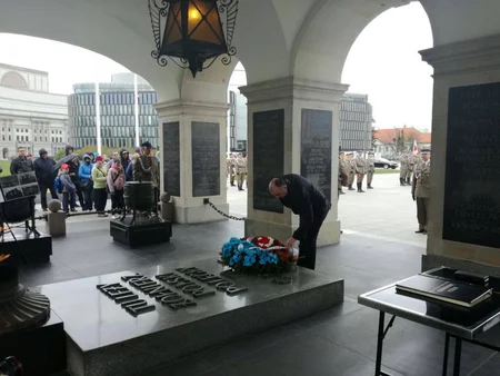 Глава МИД Азербайджана возложил венок к мемориалу неизвестного солдата в Варшаве