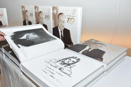 Heydər Əliyev Mərkəzində Ulu Öndərə həsr olunan instalyasiya, fotoalbom və film təqdim edilib