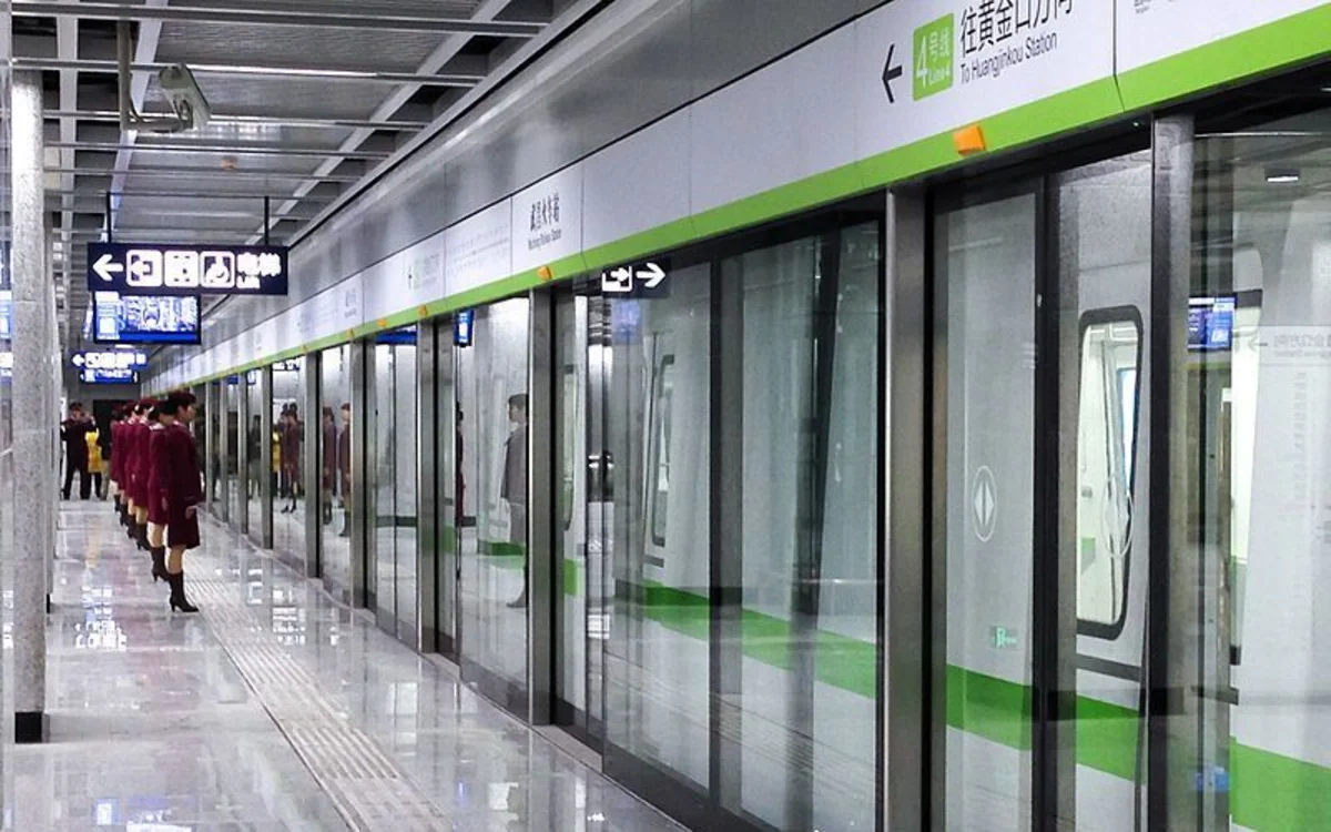Метро в Ухане возобновило работу после двухмесячного карантина